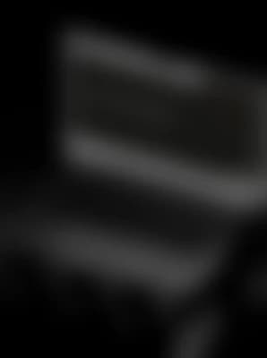 Rozmazane zdjęcie przedstawiające tworzoną stronę internetową firmy wyświetloną na laptopie jako placeholder